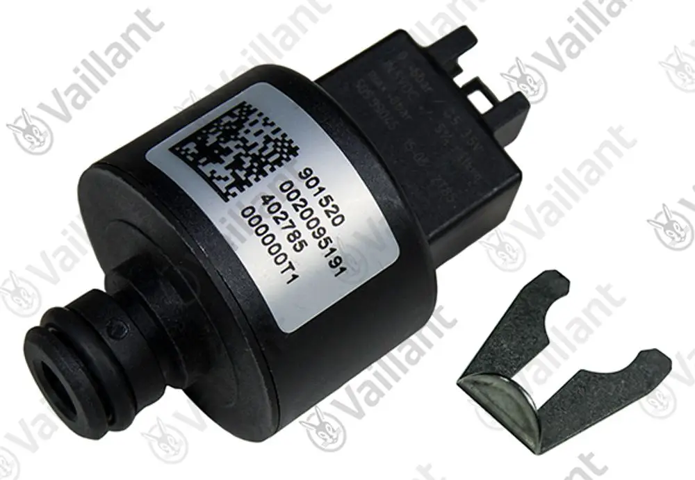Vaillant Sensor mit einem Anschluss und Metallclip, auf schwarzem Hintergrund. Das Produkt hat eine quadratische Bauform und ist für technische Anwendungen konzipiert.